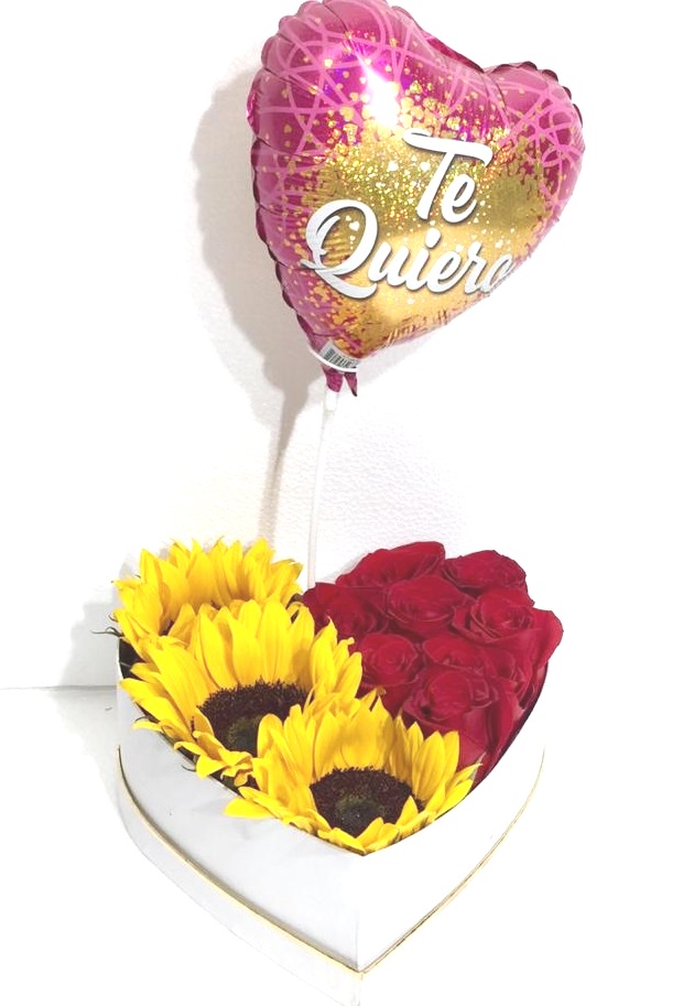 Caja corazn con 3 girasoles y 8 rosas ecuatorianas y Globito